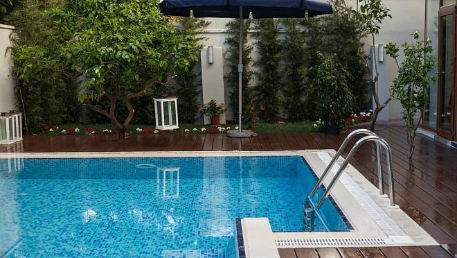 Nový trend na českých zahradách: Swim Spa spojuje plavání i relaxaci
