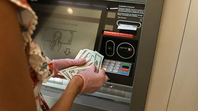 Bankomaty se už brzy úplně změní. EU nekompromisně nařídila nové funkce