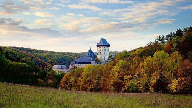 Cesta na Karlštejn už nepůsobí jako výlet do historie. Turisty vítají hlavně stánky a davy