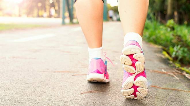 Nenáročný způsob, jak zůstat fit: Chůze pomáhá srdci, imunitě i psychice