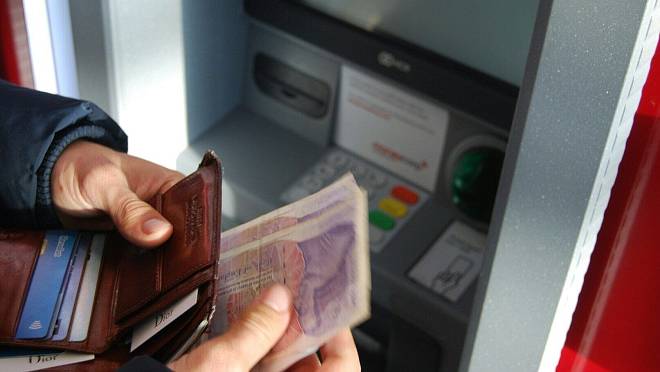 Brusel zavádí jednotný limit pro hotovostní transakce. Co se mění pro Čechy?