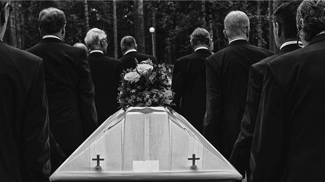 Nebuď buran: Pohřeb - nepotkávejte se s příbuznými po letech na parkovišti a o čem nemluvte na hostině