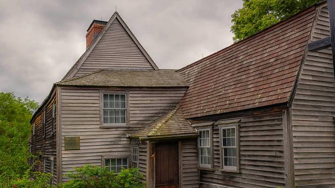 Nejstarší dům v USA obývá 300 let jedna rodina. Straší v něm tak, že ani odborníci nic nesvedou
